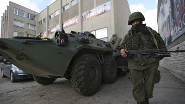 americateve | Un soldado sin identificar monta guardia afuera de la oficina del fiscal en Simferopol, Crimea, el jueves 20 de marzo de 2014. Ambas c&aacute;maras del parlamento ruso aprobaron la anexi&oacute;n de la pen&iacute;nsula de Crimea. (Foto de AP/Maxin Vetrov)