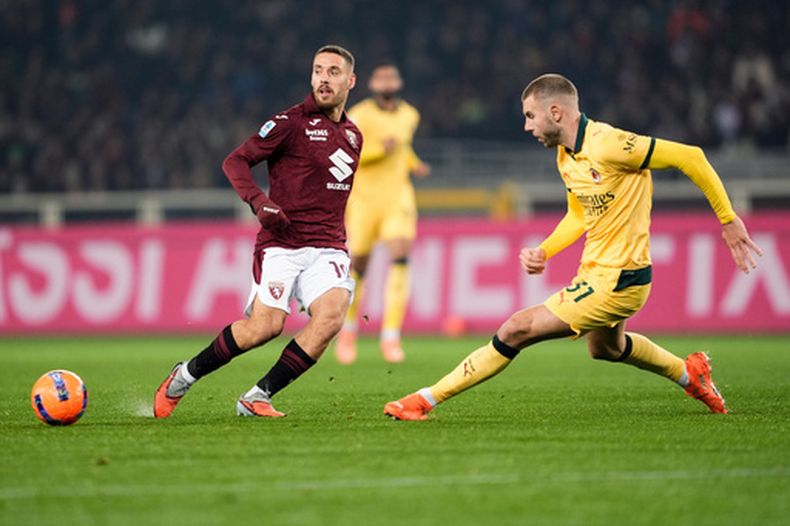 Nikola Vlasic del Torino pelea por el balón con Strahinja Pavlovic del Torino en el encuentro dela Serie A el lunes 8 de diciembre del 2025. (Fabio Ferrari/LaPresse via AP)