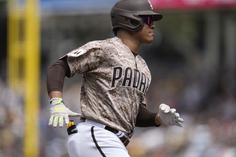 El dominicano Juan Soto de los Padres de San Diego recorre las bases luego de conectar un cuadrangular de dos carreras en el primer episodio del juego ante los Gigantes de San Francisco, en San Diego. Domingo 3 de septiembre de 2023. (AP Foto/Gregory Bull)