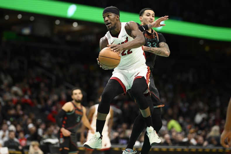 Jimmy Butler (22), del Heat de Miami, recibe una falta de Kyle Kuzma (33), de los Wizards de Washington, durante la segunda mitad del juego de baloncesto de la NBA, el viernes 2 de febrero de 2024, en Washington. (AP Foto/Nick Wass)