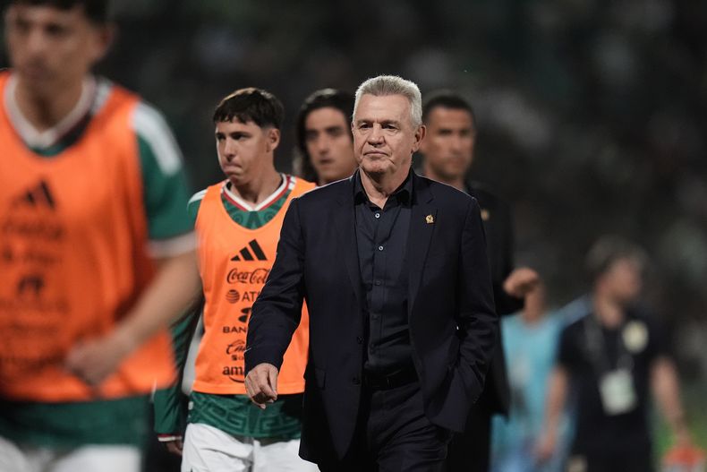 El entrenador de México, Javier Aguirre sale del campo después del primer tiempo de un partido amistoso ante Uruguay en Torreón, México, el sábado 15 de noviembre del 2025. (AP Foto/Eduardo Verdugo)