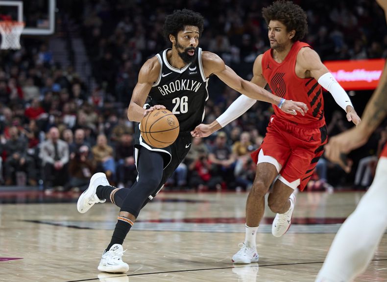 En foto del 17 de enero del 2024, el base de los Nets de Brooklyn Spencer Dinwiddie avanza hacia la canasta superando al base de los Trail Blazers de Portland Matisse Thybulle. El sábado 10 de febrero del 2024, Dinwiddie firmará con los Lakers, según fuente AP. (AP Foto/Craig Mitchelldyer)