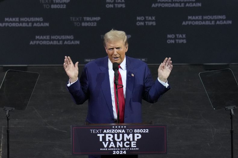 El candidato presidencial republicano y expresidente Donald Trump habla en un acto de campaña el jueves 12 de septiembre de 2024, en el Linda Ronstadt Music Hall en Tucson, Arizona. (AP Foto/Ross D. Franklin)