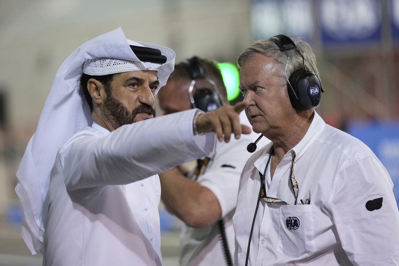 El presidente de la Federación Internacional de Automovilismo, Mohammed Ben Sulayem, habla con el oficial de carrera durante la clasificación del Gran Premio de Bahréin, el sábado 12 de abril de 2025. (AP Foto/Darko Bandic)