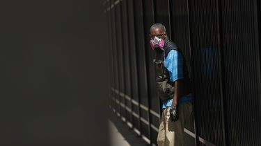 Incógnitas sobre coronavirus dificultan reapertura en EEUU