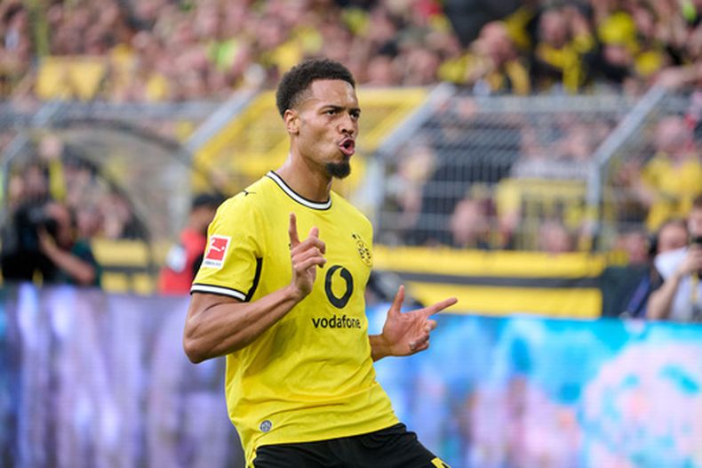 Felix Nmecha, del Dortmund, festeja tras anotar ante el Paderborn, el sábado 12 de septiembre de 2026 (Bernd Thissen/dpa via AP)
