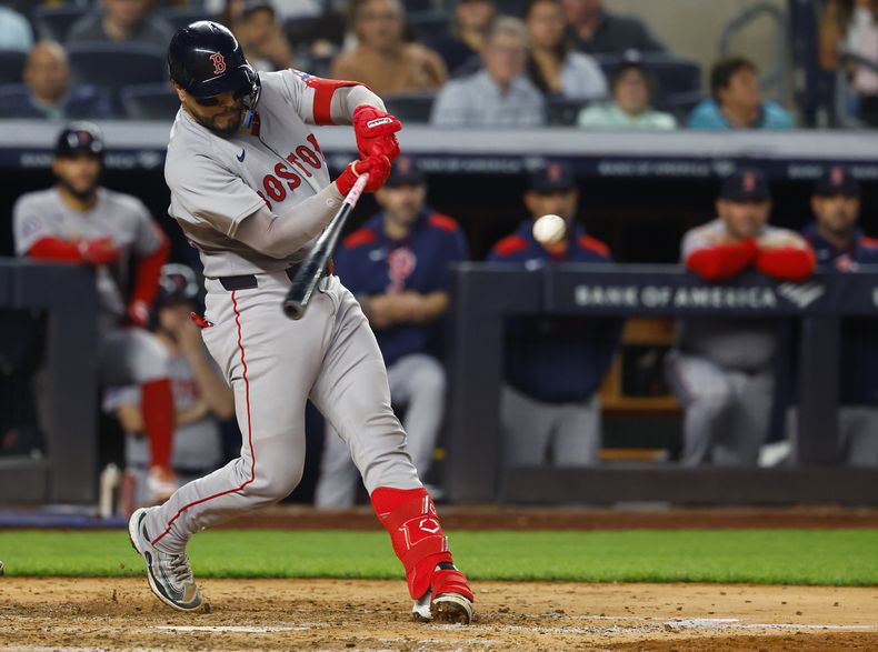 El receptor de los Medias Rojas de Boston, Carlos Narváez, conecta un jonrón de tres carreras contra los Yankees de Nueva York durante la sexta entrada de un juego de béisbol, el domingo 8 de junio de 2025, en Nueva York. (Foto AP/Noah K. Murray)