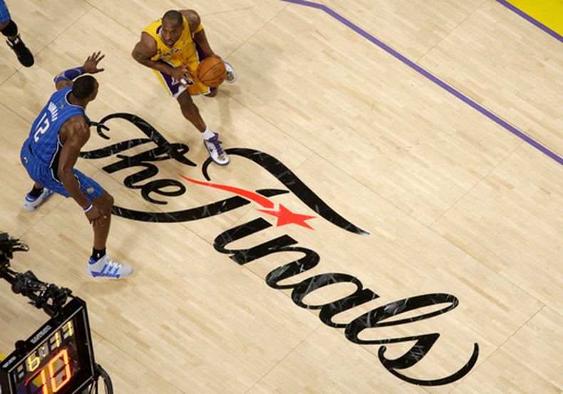 ARCHIVO - El escolta de los Lakers de Los Ángeles, Kobe Bryant, driblea el balón ante la defensa del pívot deL Magic de Orlando, Dwight Howard, durante la segunda mitad del Juego 1 de las finales de baloncesto de la NBA, el 4 de junio de 2009, en Los Ángeles. (Foto de archivo de AP/Mark J. Terrill)