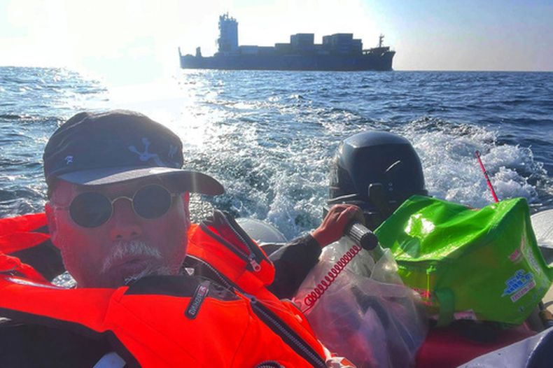 Foto entregada por Dong Guangping que lo muestra en una balsa cruzando el mar entre China y Corea del Sur, el 24 de mayo del 2026. (Dong Guangping via AP)
