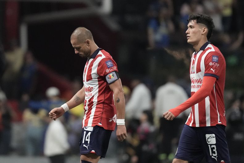 Javier Chicharito Hernández y Jesús Orozco, del Guadalajara, se marchan de la cancha del Estadio Azteca tras caer ante el América, el sábado 18 de mayo de 2024, en las semifinales de la Liga MX (AP Foto/Eduardo Verdugo)