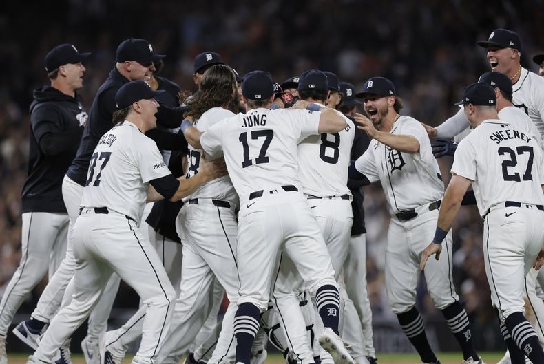 Los Tigres de Detroit, incluyendo a Tyler Holton (87), Jace Jung (17), Matt Vierling (8), Zach McKinstry, Trey Sweeney (27) y Kerry Carpenter, celebran tras vencer a los Medias Blancas de Chicago para asegurar un boleto en el comodín de la postemporada de las Grandes Ligas, el viernes 27 de septiembre de 2024. (AP Foto/Duane Burleson)
