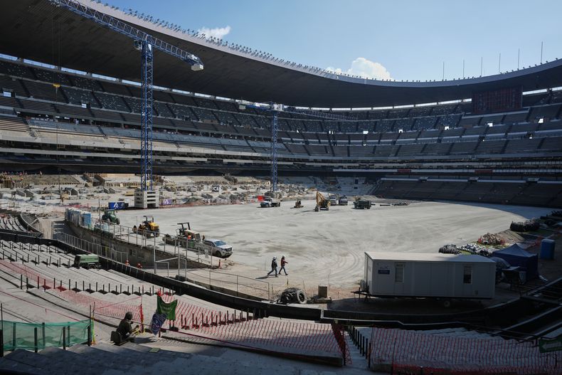 Trabajadores laboran en el Estadio Azteca, que será anfitrión del partido inaugural del Mundial del 2026, en Ciudad de México, el martes 18 de noviembre de 2025. (AP Foto/Eduardo Verdugo)