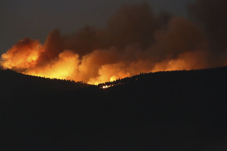 Un incendio arde en las colinas en torno a Sever do Vouga, una población en el norte de Portugal que se ha visto rodeada por incendios forestales, la noche del martes 17 de septiembre de 2024. (AP Foto/Bruno Fonseca)