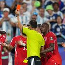 El árbitro Joao Pinheiro expulsa al suizo Breel Embolo (7) en el partido contra Argentina en los cuartos de final del Mundial, el sábado 11 de julio de 2026, en Kansas City, Missouri. (AP Foto/Ed Zurga)