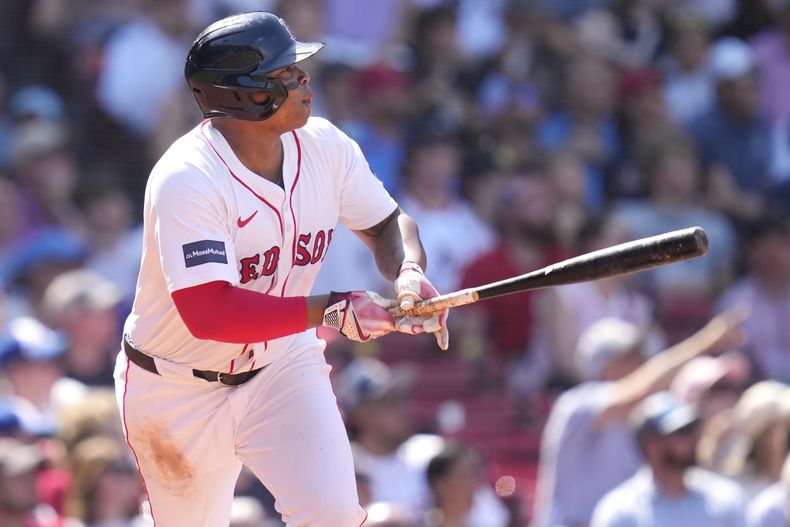 Rafael Devers de los Medias Rojas de Boston tras batear un jonrón ante los Bravos de Atlanta, el miércoles 5 de junio de 2024. (AP Foto/Charles Krupa)