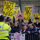 ARCHIVO - Manifestantes esperan la llegada del rey Carlos III y Camila, la reina consorte para visitar la Biblioteca Central de Liverpool y marcar oficialmente el hermanamiento de la biblioteca con la primera biblioteca pública de Ucrania, la Biblioteca Científica Regional en Odesa, en Liverpool, Inglaterra, el miércoles 26 de abril de 2023. Habrá disidentes entre las multitudes que vitoreen cuando el rey Carlos III se transporte en un carruaje dorado a su coronación. Más de 1.500 manifestantes estarán vestidos de amarillo para una máxima visibilidad y planean estar cerca de él para proclamar no es mi rey mientras pasa la procesión real el sábado. (Foto AP/Jon Super, Pool, archivo)