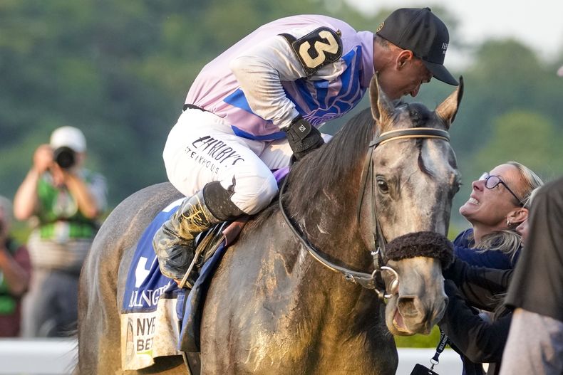 El jockey venezolano Javier Castellano recibe la felicitación de la entrenadora Jena Antonucci, tras ganar Belmont STakes montando a Arcangelo, el sábado 10 de junio de 2023 (AP Foto/Mary Altaffer)