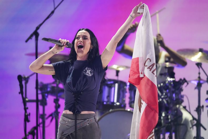 Katy Perry durante su presentación en el concierto benéfico FireAid el jueves 30 de enero de 2025 en Intuit Dome en Inglewood, California. (Foto Jordan Strauss/Invision/AP)