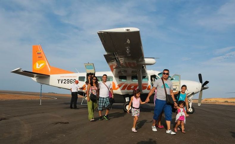 El problema de las aerolíneas, uno de las muchas manifestaciones de la escasez que abruma a la economía venezolana, se deriva del estricto control cambiario de más de una década: los boletos deben ser adquiridos en moneda local y el gobierno luego liquida