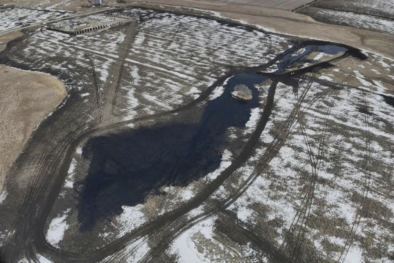 Imagen suministrada por South Bow que muestra el derrame petrolero cerca de Fort Ransom, Dakota del Norte, el 8 de abril del 2025 (South Bow via AP)