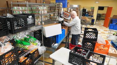 El voluntario Bruce Toben empaca comestibles durante un reparto de alimentos de emergencia del Programa de Alimentos Mitzvah de la Federación Judía de Filadelfia, en Filadelfia, el 7 de noviembre de 2025. (AP Foto/Matt Rourke)
