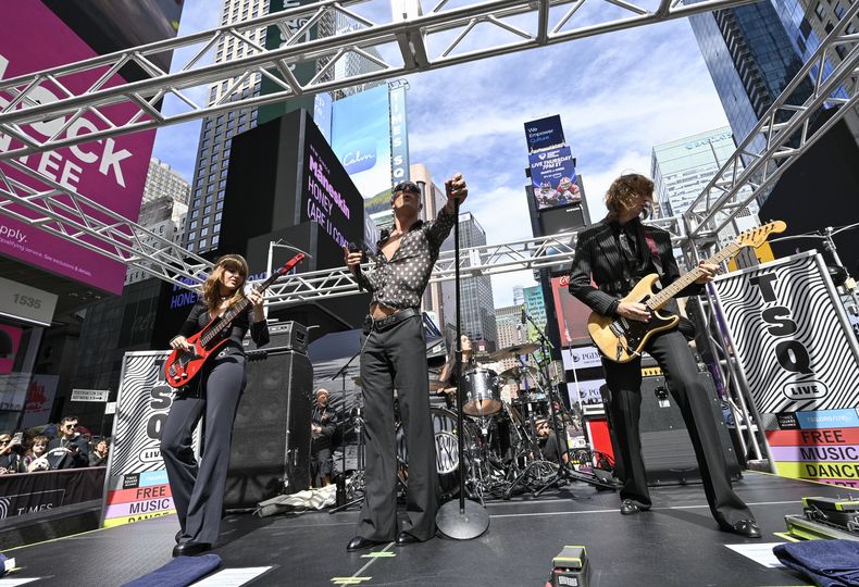 Victoria De Angelis, izquierda, Damiano David y Thomas Raggi de la banda de rock italiana Måneskin durante su presentación en Times Square el viernes 15 de septiembre de 2023 en Nueva York. (Foto Evan Agostini/Invision/AP)