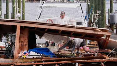 Varias personas recuperan sus pertenencias de una vivienda derrumbada tras el paso del huracán Isaías en Destin, Florida, el sábado 10 de octubre de 2026. (AP Foto/Gerald Herbert)