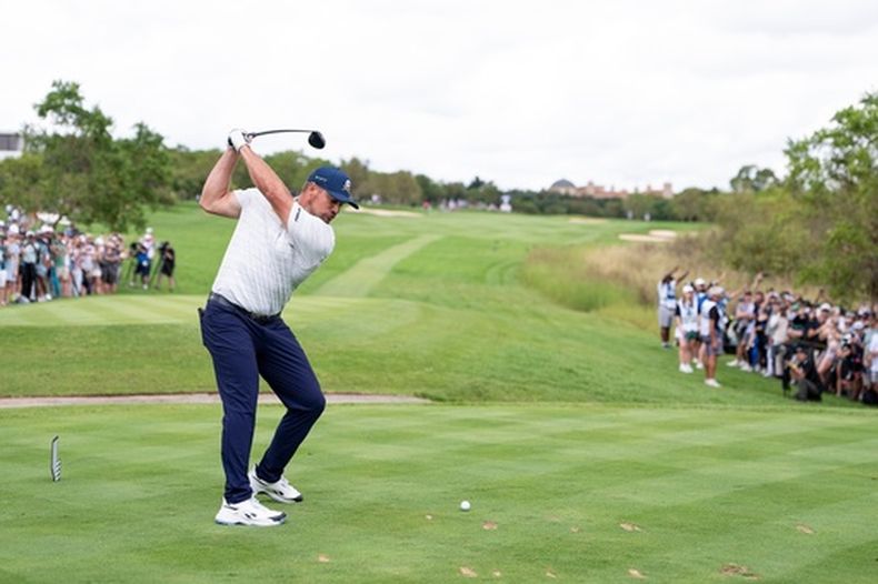 El capitán de los Crushers GC Bryson DeChambeau golpea la bola en el hoyo siete de la tercera ronda del torneo de LIV Golf en Sudáfrica el sábado 21 de marzo del 2026. (Pedro Salado/LIV Golf via AP)