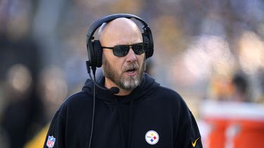 ARCHIVO - El coordinador ofensivo de los Steelers de Pittsburgh Matt Canada durante el partido contra los Packers de Green Bay, el domingo 12 de noviembre de 2023. (AP Foto/Gene J. Puskar)