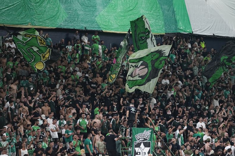 Aficionados del Maccabi Haifa celebran antes del encuentro de la Europa League ante el Panathinaikos en Haifa, Israel el cinco de octubre del 2023. (AP Foto/Ohad Zwigenberg)