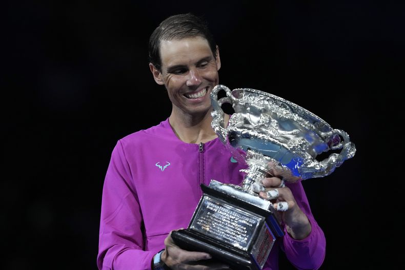 ARCHIVO - Foto del 31 de enero del 2022, el español Rafael Nadal sostiene el trofeo tras vencer en la final del Abierto de Australia al ruso Daniil Medvedev. (AP Foto/Simon Baker, Archivo)