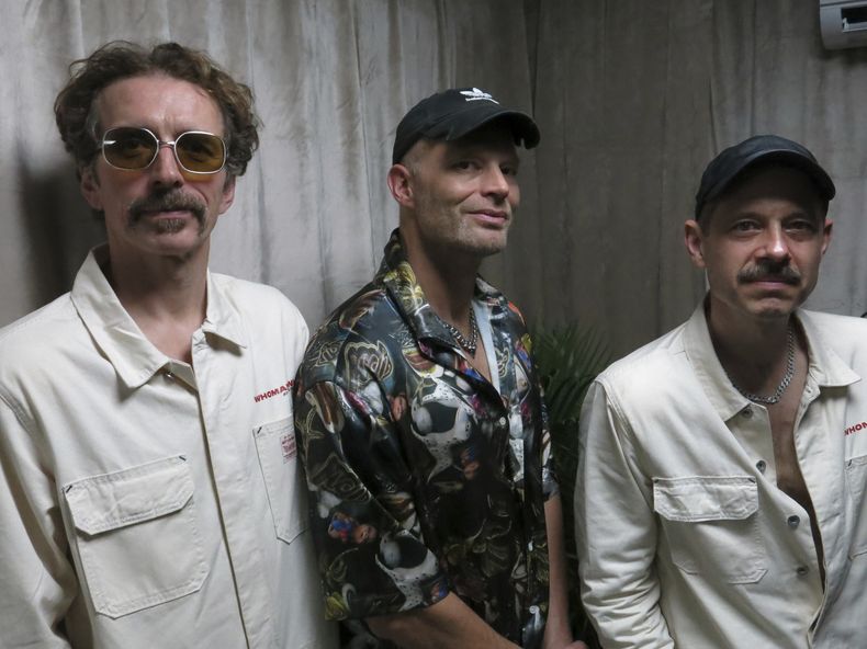 Los miembros del trío danés WhoMadeWho Jeppe Kjellberg, de izquierda a derecha, Tomas Barfod y Tomas Høffding, posan para una foto durante una entrevista en la Ciudad de México, el jueves 24 de abril de 2025. (Foto AP/Berenice Bautista)