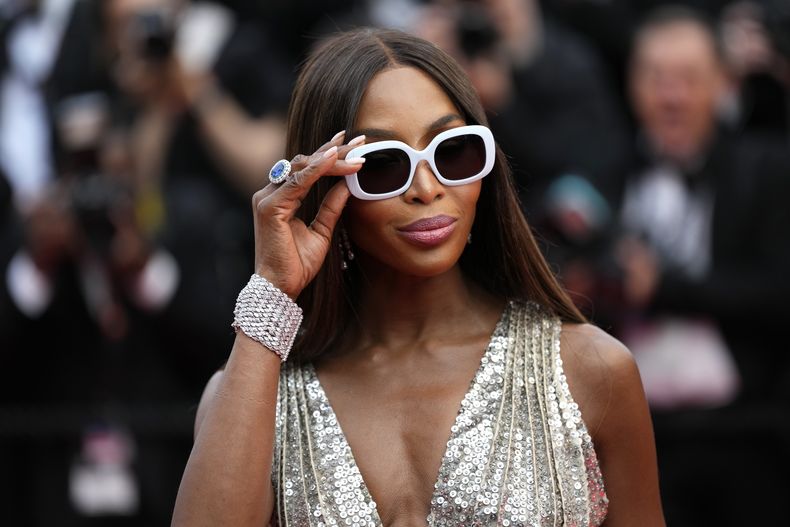 Naomi Campbell posa a su llegada a la ceremonia de apertura y al estreno de la película Jeanne du Barry en la 76a edición del festival internacional de cine de Cannes, en el sur de Francia, el martes 16 de mayo de 2023. (Foto Scott Garfitt/Invision/AP)