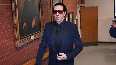 El músico Marilyn Manson, cuyo nombre verdadero es Brian Hugh Warner, se retira de la Corte Superior de Belknap el lunes 18 de septiembre de 2023, en Laconia, Nueva Hampshire. Marilyn Manson fue sentenciado a 20 horas de servicio comunitario y una multa el lunes por sonarse la nariz sobre una camarógrafa en un concierto de 2019 en Nueva Hampshire. (Foto AP/Charles Krupa)