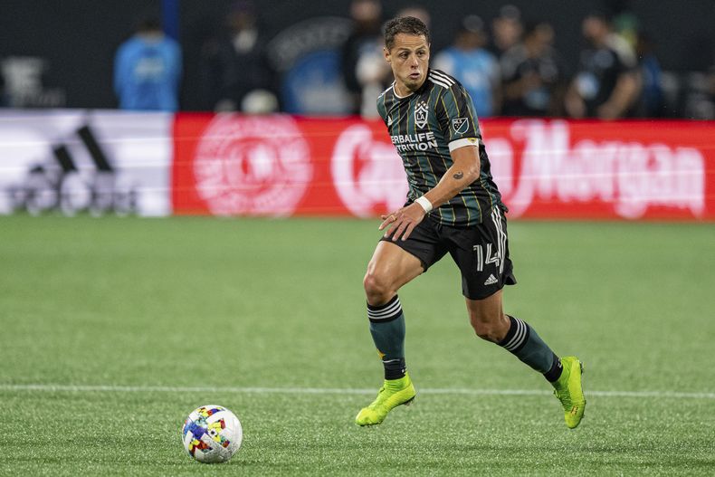 ARCHIVO - Javier Chicharito Hernández, delantero del LA Galaxy, durante un partido de la MLS contra Charlotte FC, el 5 de marzo de 2022, en Charlotte. (AP Foto/Jacob Kupferman)