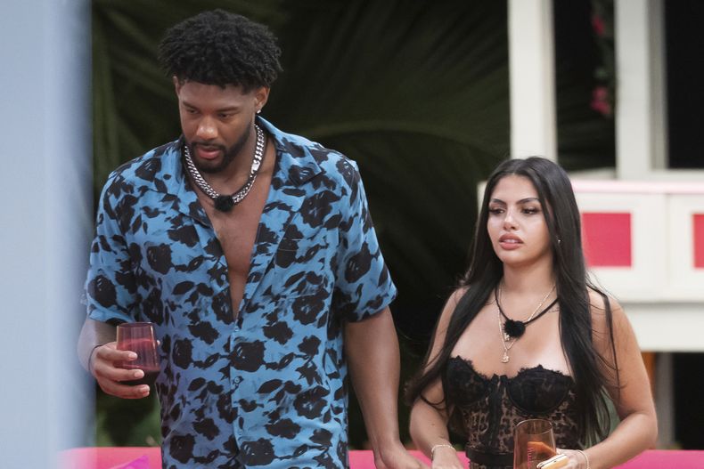 Esta imagen publicada por Peacock muestra a Chris Seeley, a la izquierda, y Huda Mustafa del reality Love Island USA. (Ben Symons/Peacock via AP)