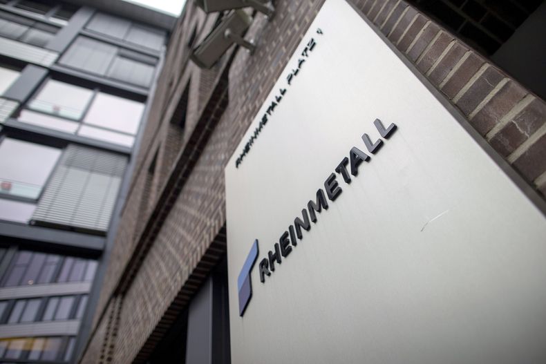 ARCHIVO - Foto del 12 de julio del 2024, el logo de la empresa fabricante de armas Rheinmetall AG en sus oficinas en Duesseldorf, Alemania. (Thomas Banneyer/dpa via AP, Archivo)