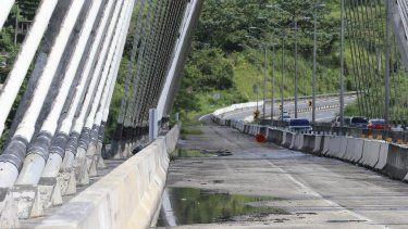 Alcaldes exigen que se adjudique responsabilidad por los vicios de construcción en el puente atirantado de Naranjito