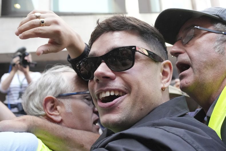 Naoise O Cairellain, miembro de la banda en idioma irlandés Kneecap, llega al Tribunal de Magistrados de Westminster en Londres, el miércoles 18 de junio de 2025, para apoyar a su compañero de banda Liam Óg Ó hAnnaidh, quien está acusado de un delito de terrorismo relacionado con exhibir una bandera en apoyo de Hezbollah durante una actuación con la banda en noviembre de 2024. (Foto AP/Kin Cheung)