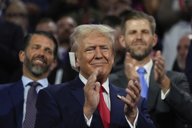 ARCHIVO - El candidato presidential Donald Trump aplaude durante la Convención Nacional Republicana en Milwaukee, el lunes 15 de julio de 2024. (AP Foto/Paul Sancya, archivo)