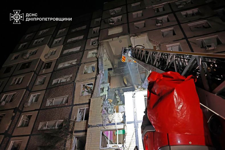 En esta imagen, proporcionada por el Servicio de Emergencias de Ucrania, los bomberos sofocan un incendio tras un ataque ruso con misiles que alcanzó un edificio residencial de varias plantas en Dnipro, Ucrania, el 8 de noviembre de 2025. (Servicio de Emergencias de Ucrania vía AP)