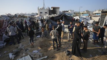 En esta imagen de archivo, palestinos se congregan en las inmediaciones de un lugar atacado por Israel, en el recinto del hospital Al-Aqsa, donde decenas de desplazados viven en tiendas de campaña, en Deir al-Balah, Gaza, el 9 de noviembre de 2024. (AP Foto/Abdel Kareem Hana, archivo)