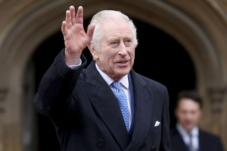ARCHIVO - El rey Carlos III de Inglaterra saluda al salir después de asistir a la misa de Maitines de Pascua en la Capilla de San Jorge, en el Castillo de Windsor, Inglaterra, el 31 de marzo de 2024. Carlos reanudaba el martes 30 de abril sus apariciones públicas con una visita a una organización benéfica de tratamiento contra el cáncer, en un regreso cuidadosamente planificado después de que el diagnóstico de cáncer del monarca le apartara de la vista del público durante tres meses. (Hollie Adams/Pool Foto via AP, archivo)