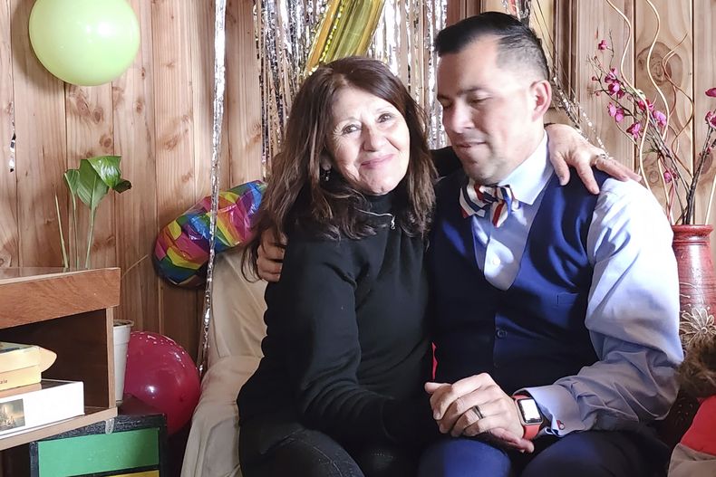 En esta imagen compartida por Constanza del Río/Nos Buscamos, se ve a Jimmy Thyden, derecha, sentado junto a María Angélica González, su madre biológica, al reunirse por primera vez en Valdivia, Chile, el 17 de agosto de 2023. (Constanza del Río/Nos Buscamos vía AP)