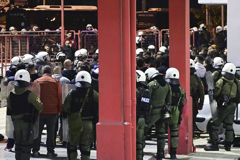 Policía antidisturbios frente al estadio Melina Merkouri en Atenas, el viernes 8 de diciembre de 2023. Un policía griego resultó herido luego que aficionados de voleibol salieron de la arena y atacaron a la policía. (Yorgos Matthaios/Eurokinissi Sports via AP)