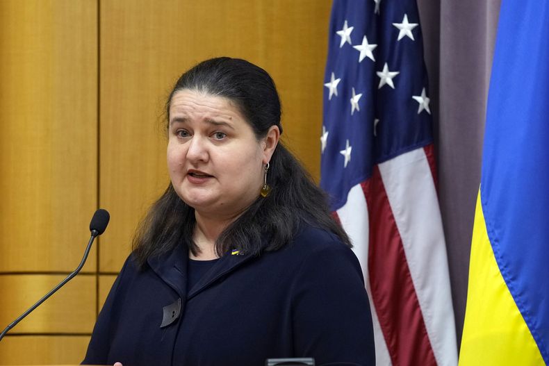 La embajadora de Ucrania para Estados Unidos Oksana Markarova da un discurso antes de una función del documental 20 Days in Mariupol en el Departamento de Estado en Washington, el martes 27 de febrero de 2024. (Foto AP/Susan Walsh)