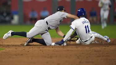El venezolano Maikel García, de los Reales de Kansas City, es puesto out por Anthony Volpe, de los Yankees de Nueva York, en el cuarto juego de la serie divisional de la Liga Americana, el jueves 10 de octubre de 2024 (AP Foto/Charlie Riedel)