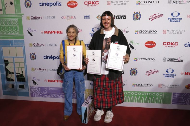 La productora Alejandra Guevara, a la izquierda, y el director Dano García de la película Mickey posan con el Premio Impulso Morelia en la ceremonia de premiación de la 23ª edición del Festival de Cine de Morelia, en Morelia, México, el viernes 17 de octubre de 2025. (Foto AP/Berenice Bautista)