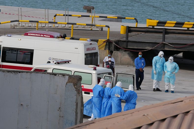 Personal sanitario con equipo de protección evacúa a pacientes del crucero MV Hondius el miércoles 6 de mayo de 2026, en un puerto de Praia, Cabo Verde. (AP Foto/Misper Apawu)