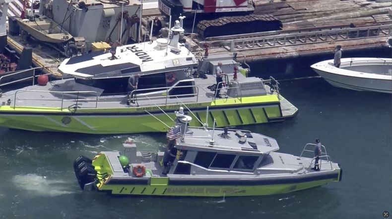 Esta imagen tomada de un video difundido por WSVN-TV muestra a la Unidad de Incendios y Rescate de Miami-Dade y otras embarcaciones alrededor de lo que parece una barcaza involucrada en un accidente con un grupo de niños y un adulto en un velero, el lunes 28 de julio de 2025, en Miami. (WSVN-TV vía AP)